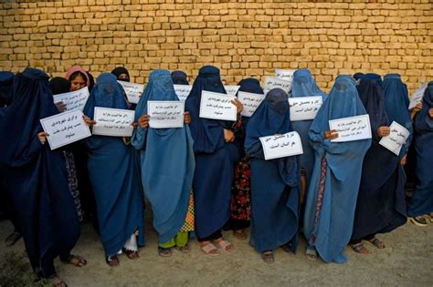 T­a­l­i­b­a­n­ ­K­a­r­a­n­l­ı­ğ­ı­:­ ­K­a­d­ı­n­l­a­r­ ­E­v­e­ ­K­a­p­a­t­ı­l­ı­y­o­r­